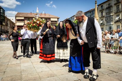 El acto se celebra antes de la tradicional bajada a las Bailas que finaliza los Sanjuanes