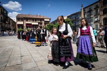 El acto se celebra antes de la tradicional bajada a las Bailas que finaliza los Sanjuanes