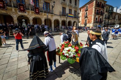 El acto se celebra antes de la tradicional bajada a las Bailas que finaliza los Sanjuanes