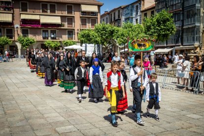 El acto se celebra antes de la tradicional bajada a las Bailas que finaliza los Sanjuanes