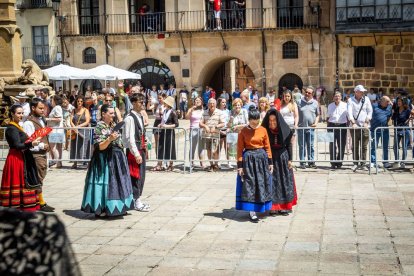 El acto se celebra antes de la tradicional bajada a las Bailas que finaliza los Sanjuanes