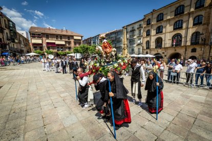 El acto se celebra antes de la tradicional bajada a las Bailas que finaliza los Sanjuanes
