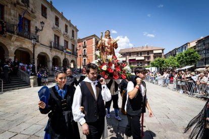 El acto se celebra antes de la tradicional bajada a las Bailas que finaliza los Sanjuanes
