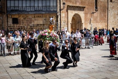 El acto se celebra antes de la tradicional bajada a las Bailas que finaliza los Sanjuanes