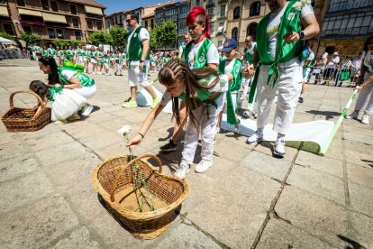 El acto se celebra antes de la tradicional bajada a las Bailas que finaliza los Sanjuanes