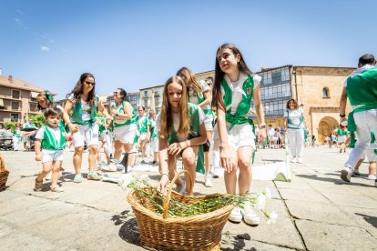El acto se celebra antes de la tradicional bajada a las Bailas que finaliza los Sanjuanes
