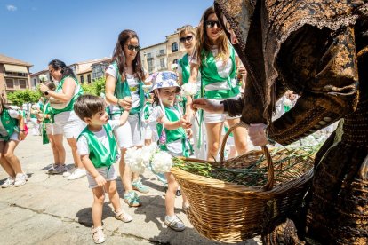 El acto se celebra antes de la tradicional bajada a las Bailas que finaliza los Sanjuanes