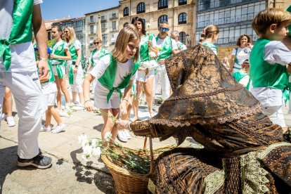 El acto se celebra antes de la tradicional bajada a las Bailas que finaliza los Sanjuanes
