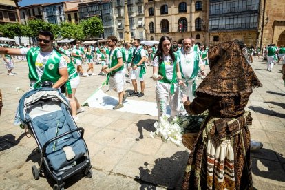 El acto se celebra antes de la tradicional bajada a las Bailas que finaliza los Sanjuanes