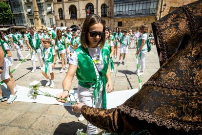 El acto se celebra antes de la tradicional bajada a las Bailas que finaliza los Sanjuanes