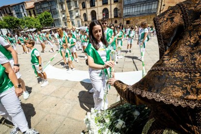 El acto se celebra antes de la tradicional bajada a las Bailas que finaliza los Sanjuanes