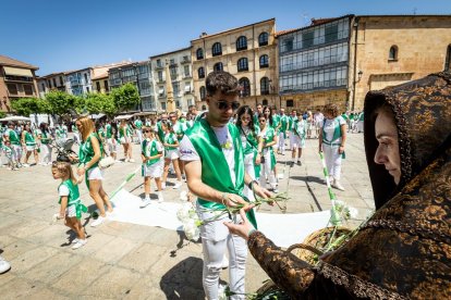 El acto se celebra antes de la tradicional bajada a las Bailas que finaliza los Sanjuanes