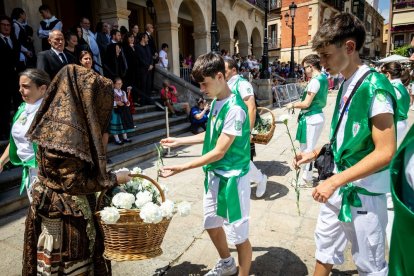 El acto se celebra antes de la tradicional bajada a las Bailas que finaliza los Sanjuanes