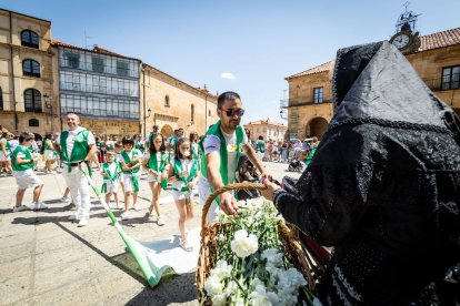 El acto se celebra antes de la tradicional bajada a las Bailas que finaliza los Sanjuanes