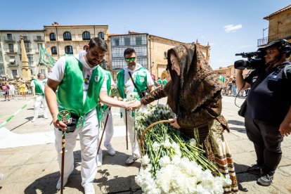 El acto se celebra antes de la tradicional bajada a las Bailas que finaliza los Sanjuanes
