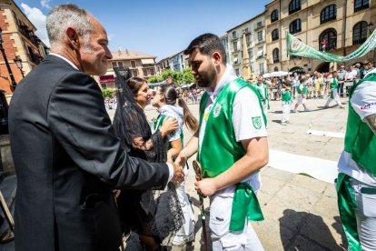 El acto se celebra antes de la tradicional bajada a las Bailas que finaliza los Sanjuanes