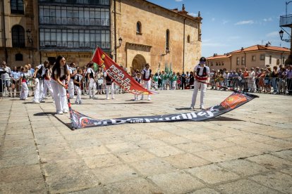 El acto se celebra antes de la tradicional bajada a las Bailas que finaliza los Sanjuanes