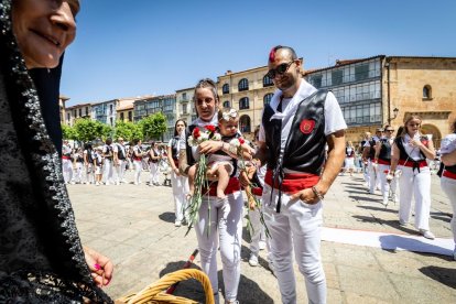 El acto se celebra antes de la tradicional bajada a las Bailas que finaliza los Sanjuanes