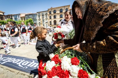 El acto se celebra antes de la tradicional bajada a las Bailas que finaliza los Sanjuanes