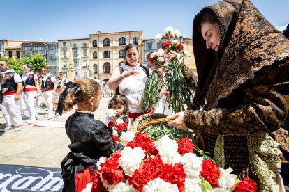 El acto se celebra antes de la tradicional bajada a las Bailas que finaliza los Sanjuanes