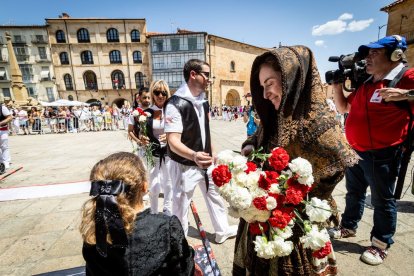 El acto se celebra antes de la tradicional bajada a las Bailas que finaliza los Sanjuanes