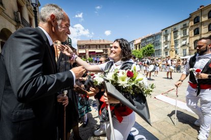 El acto se celebra antes de la tradicional bajada a las Bailas que finaliza los Sanjuanes
