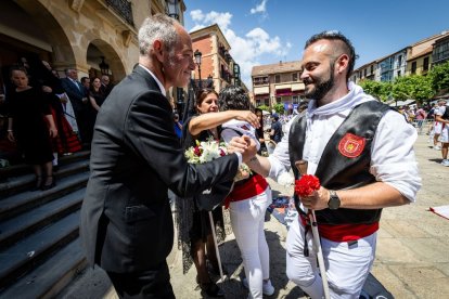El acto se celebra antes de la tradicional bajada a las Bailas que finaliza los Sanjuanes