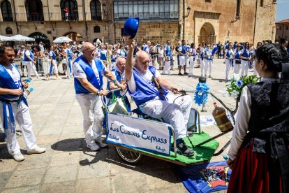 El acto se celebra antes de la tradicional bajada a las Bailas que finaliza los Sanjuanes