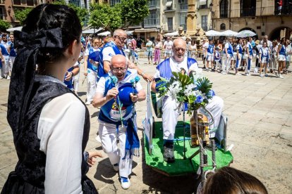 El acto se celebra antes de la tradicional bajada a las Bailas que finaliza los Sanjuanes