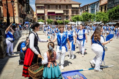 El acto se celebra antes de la tradicional bajada a las Bailas que finaliza los Sanjuanes