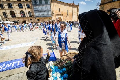 El acto se celebra antes de la tradicional bajada a las Bailas que finaliza los Sanjuanes
