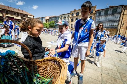 El acto se celebra antes de la tradicional bajada a las Bailas que finaliza los Sanjuanes