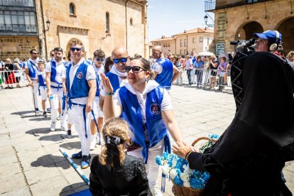 El acto se celebra antes de la tradicional bajada a las Bailas que finaliza los Sanjuanes