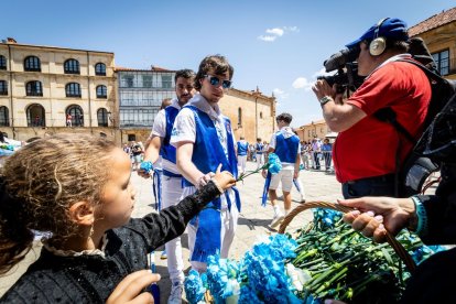 El acto se celebra antes de la tradicional bajada a las Bailas que finaliza los Sanjuanes