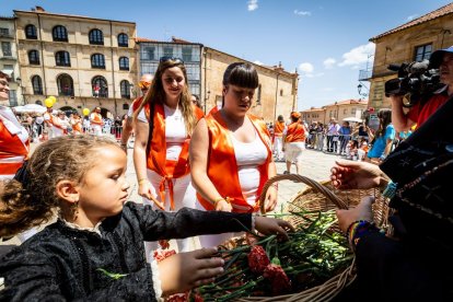 El acto se celebra antes de la tradicional bajada a las Bailas que finaliza los Sanjuanes