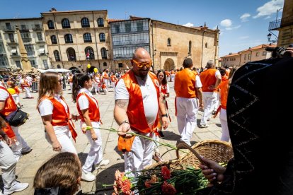 El acto se celebra antes de la tradicional bajada a las Bailas que finaliza los Sanjuanes