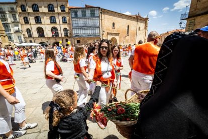 El acto se celebra antes de la tradicional bajada a las Bailas que finaliza los Sanjuanes