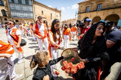 El acto se celebra antes de la tradicional bajada a las Bailas que finaliza los Sanjuanes