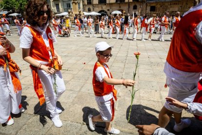 El acto se celebra antes de la tradicional bajada a las Bailas que finaliza los Sanjuanes