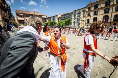 El acto se celebra antes de la tradicional bajada a las Bailas que finaliza los Sanjuanes