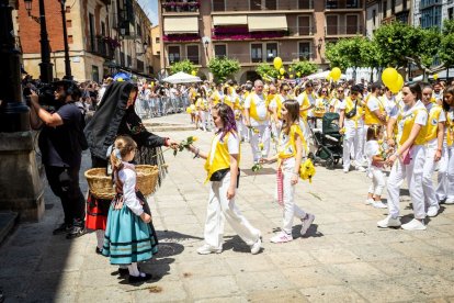 El acto se celebra antes de la tradicional bajada a las Bailas que finaliza los Sanjuanes