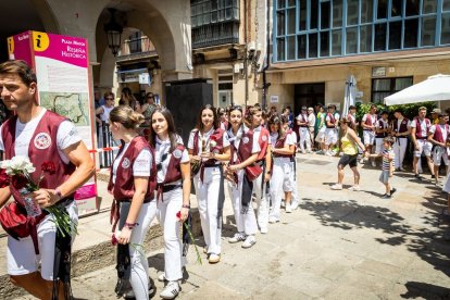 El acto se celebra antes de la tradicional bajada a las Bailas que finaliza los Sanjuanes