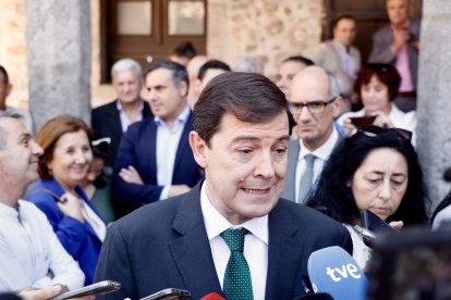 El presidente de la Junta de Castilla y León, Alfonso Fernández Mañueco, clausura el acto de Embutidos Fermín.