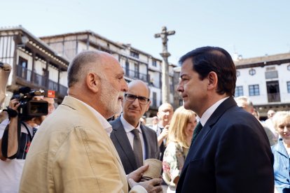 El presidente de la Junta de Castilla y León, Alfonso Fernández Mañueco, clausura el acto de Embutidos Fermín.