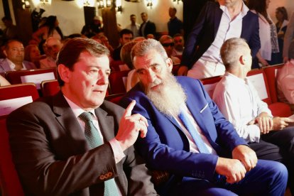 El presidente de la Junta de Castilla y León, Alfonso Fernández Mañueco, clausura el acto de Embutidos Fermín.