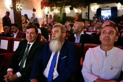 El presidente de la Junta de Castilla y León, Alfonso Fernández Mañueco, clausura el acto de Embutidos Fermín.