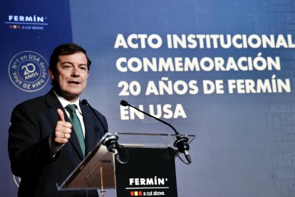 El presidente de la Junta de Castilla y León, Alfonso Fernández Mañueco, clausura el acto de Embutidos Fermín.