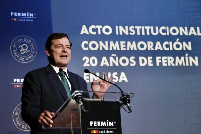 El presidente de la Junta de Castilla y León, Alfonso Fernández Mañueco, clausura el acto de Embutidos Fermín.