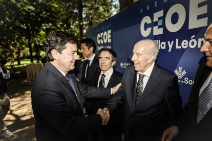 El presidente de la Junta, Alfonso Fernández Mañueco, felicita al empresario soriano José Miguel Gimeno, por el galardón.