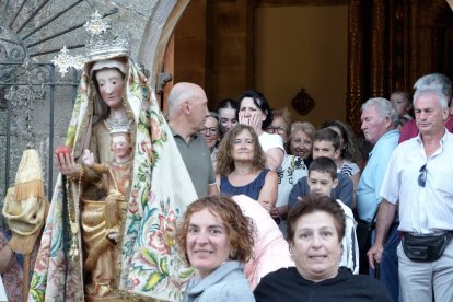 Salida de la ermita de la Virgen del Castillo.